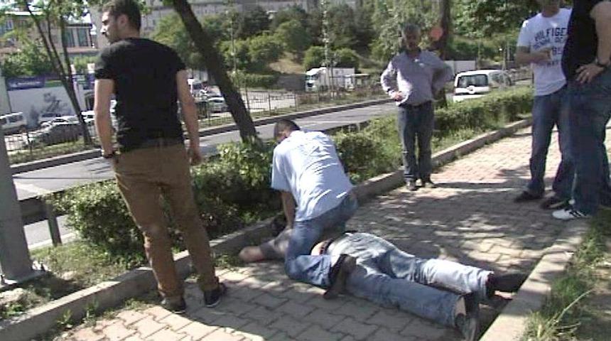 Kız Arkadaşına Dayak Atan Genci Vatandaş Engelledi