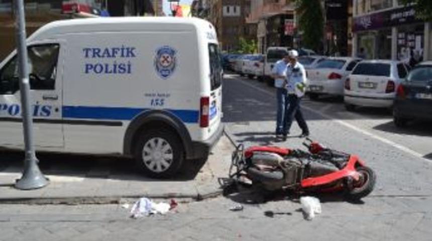 Otob&uuml;sle Motosiklet &Ccedil;arpıştı: 1 Yaralı