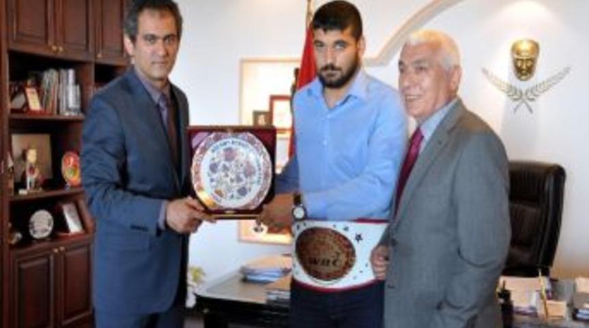 Rekt&ouml;r &Ouml;zer Altın Kemerli &Ouml;ğrencisini Ağırladı