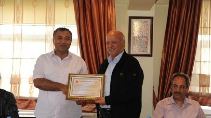 K&uuml;tahya İl Genel Meclisi'nden Kenan &Ccedil;ift&ccedil;i'ye 'fahri Hemşehrilik Beratı'