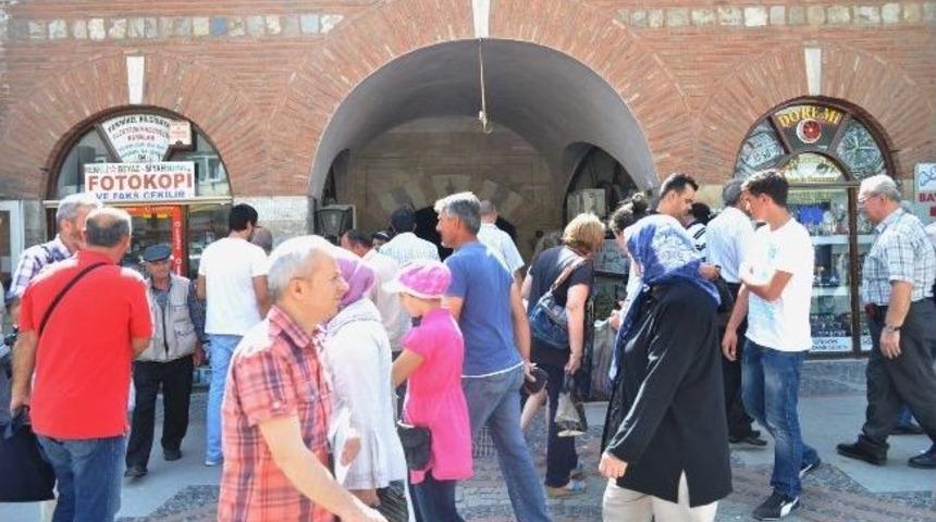 Pompalı t&uuml;fekle kalabalığın arasına daldı