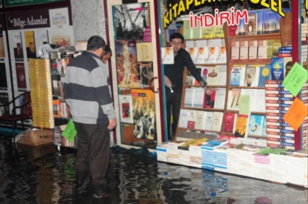 Van&rsquo;da Bir&ccedil;ok İşyeri Sular Altında Kaldı