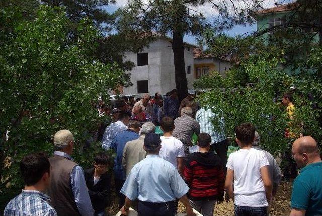 Gölette Boğulan Küçük Kızlar Toprağa Verildi