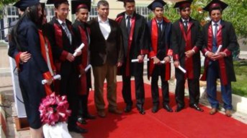 Akdağmadeni Meslek Y&uuml;ksek Okulu'nda 184 &Ouml;ğrenci Mezuniyet Sevinci Yaşadı