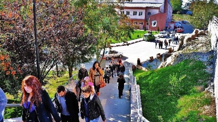 B&uuml;lent Ecevit &Uuml;niversitesi B&uuml;y&uuml;meye Devam Ediyor