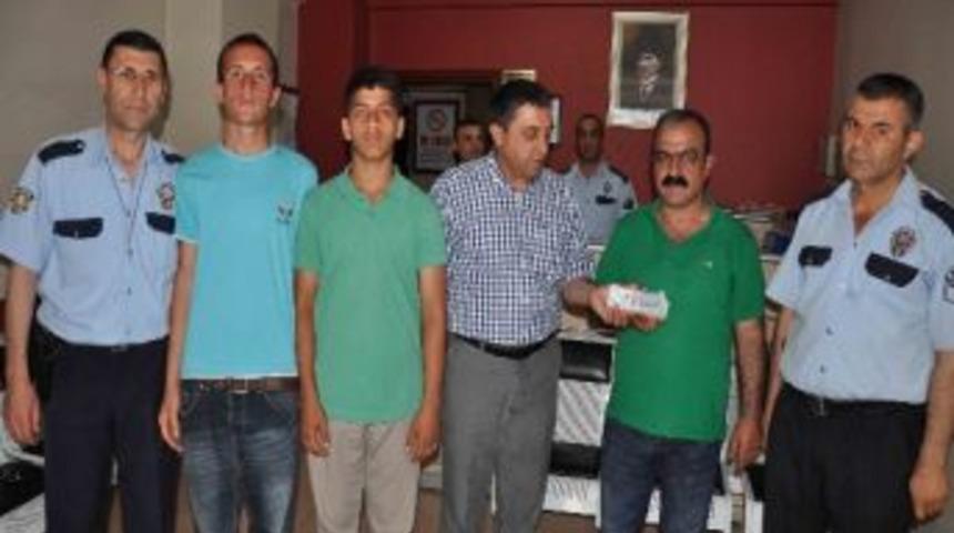 &Ouml;ğrenciler Buldukları 10 Bin Tl&rsquo;yi Sahibine Teslim Etti