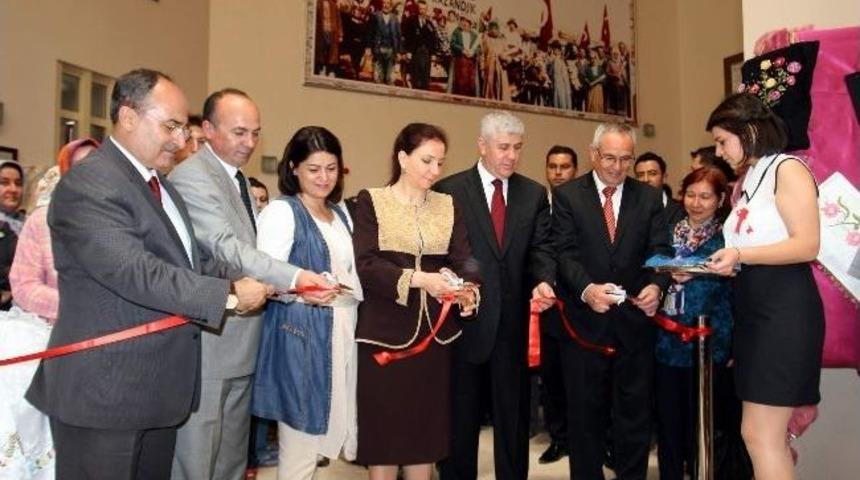 Uşak Halk Eğitim Merkezi Yıl Sonu Sergisi A&ccedil;ıldı