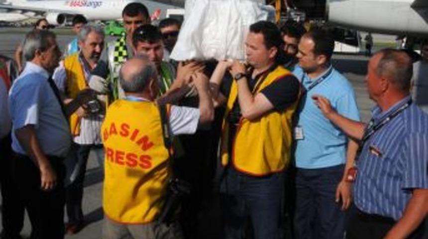 Meslektaşlarının Omuzlarında Taşındı