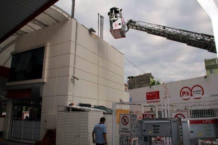 Akaryakıt İstasyonunda Elektrik Panosu Patladı: 1 Yaralı G4