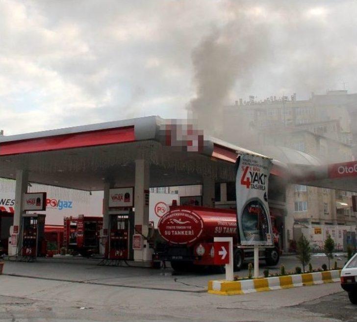 Akaryakıt İstasyonunda Elektrik Panosu Patladı: 1 Yaralı G5