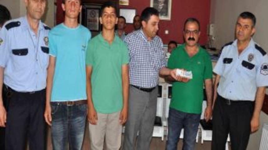İki Liseli Yolda Buldukları 10 Bin Lirayı Polise Teslim Etti