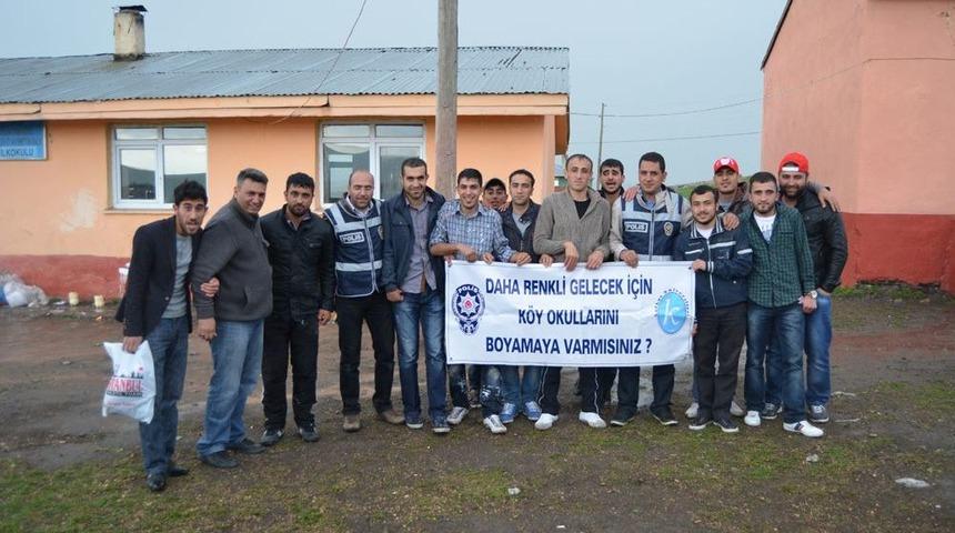 Polis, &Uuml;niversite &Ouml;ğrencileriyle El Ele Verdi Okulları Boyuyor