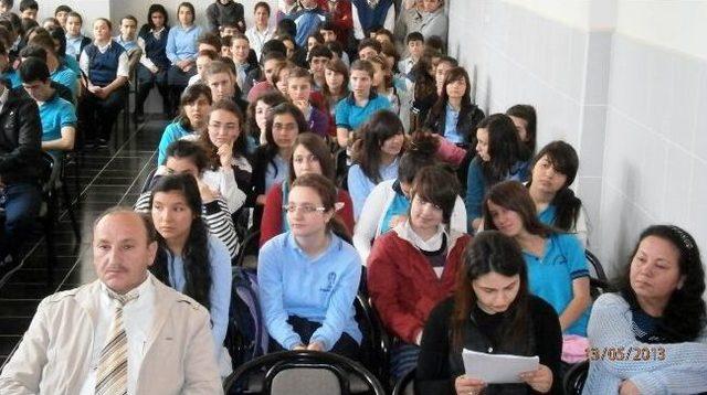 Gediz Anadolu Lisesi'nde 'sağlıklı Beslenme Ve Obezite' Konulu Konferans