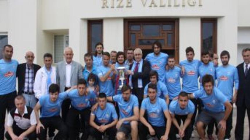 Pazarsporlular Rize Valisi &Ccedil;akır&rsquo;ı Ziyaret Etti