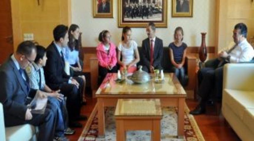 Ak&ccedil;aovalı &Ouml;ğrenciler Vali Al&rsquo;a R&ouml;portaj Yaptı