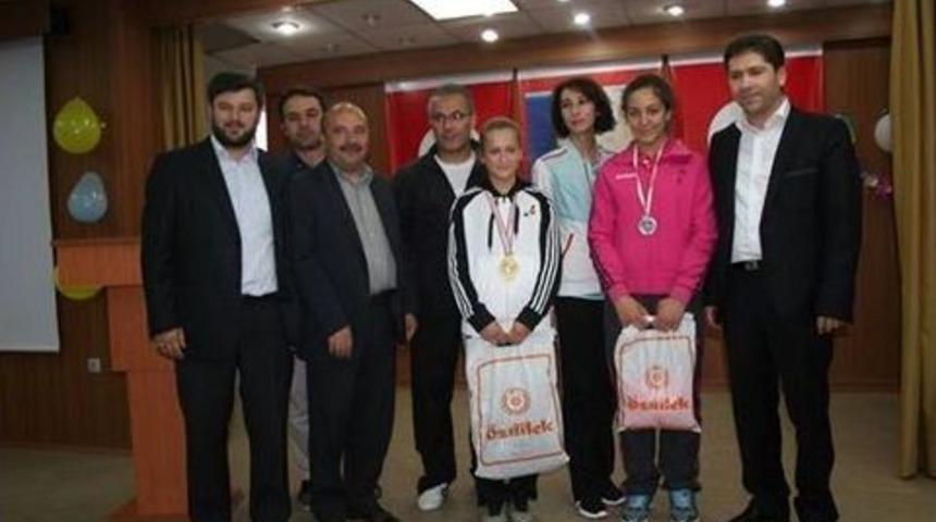Başarılı Sporcular &Ouml;d&uuml;llendirildi