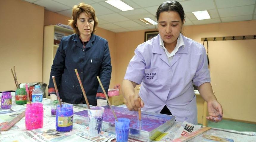 Ankara Sokaklarında &Ccedil;alışan &Ccedil;ocuklar Merkezi Sanat &Ouml;ğretiyor