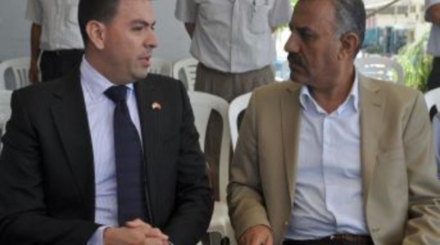 ABD Adana Konsolosu, Reyhanlı'da Patlamaların Olduğu Yere &Ccedil;elenk Bıraktı