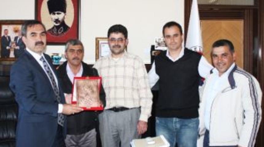 El Sanatk&acirc;rlarından Başkan &Ccedil;oban'a Teşekk&uuml;r Plaketi