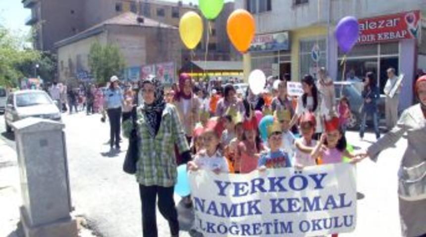 Yerk&ouml;y&rsquo;de Eğitim Şenliği Y&uuml;r&uuml;y&uuml;ş&uuml; Yapıldı