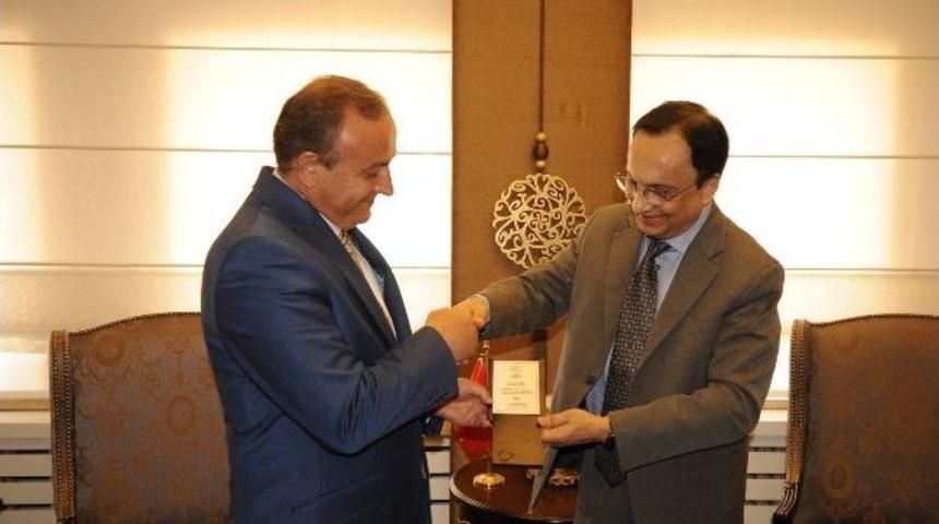 Bm T&uuml;rkiye N&uuml;fus Fonu Temsilcisi Hugue&rsquo;den Vali Kızılcık&rsquo;a Ziyaret