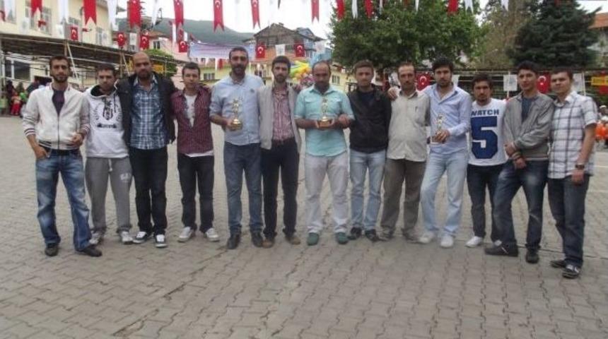&Ouml;ğrenciler Kupalarına Kavuştu