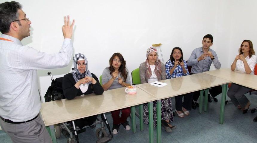 İşitme Engellilerle Iletişim Kurabilmek I&ccedil;in Işaret Dili &Ouml;ğreniyorlar
