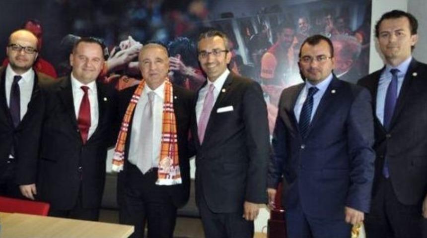 Sarı Kırmızı Platform'dan &Uuml;nal Aysal'a Ziyaret