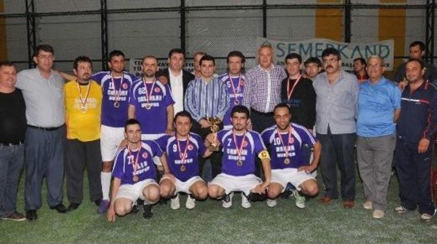 Başkan T&uuml;t&uuml;nc&uuml; Berberlere Kupalarını Verdi