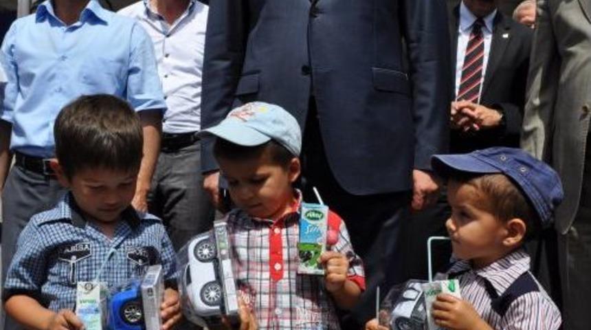 D&uuml;nya S&uuml;t G&uuml;n&uuml;'nde Balıkesir'de 3 Ton S&uuml;t Dağıtıldı