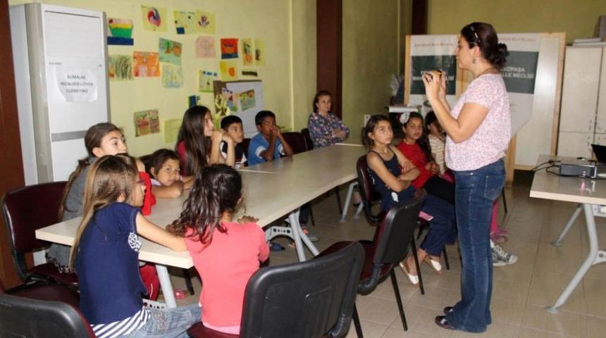 &Ccedil;ocuklar Fotoğraf &Ccedil;ekmesini &Ouml;ğreniyor