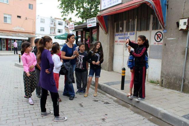 Çocuklar Fotoğraf Çekmesini Öğreniyor