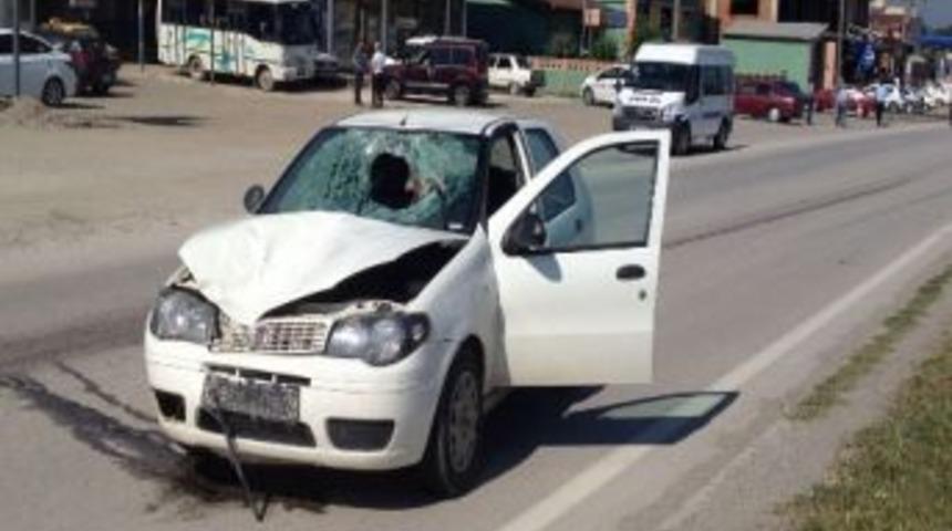 Otomobilin &ccedil;arptığı gen&ccedil; &ouml;ld&uuml;