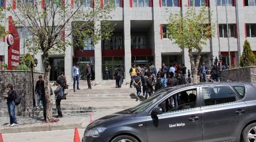 G&ouml;zaltına Alınan 20 &Uuml;niversite &Ouml;ğrencisi Adliyeye Getirildi
