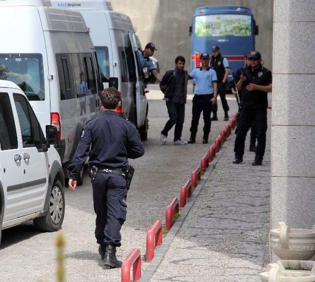 G&ouml;zaltına Alınan 20 &Uuml;niversite &Ouml;ğrencisi Adliyeye Getirildi 1