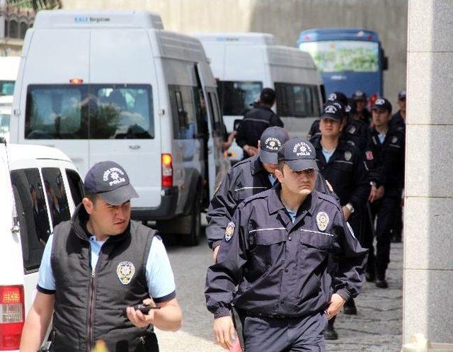 G&ouml;zaltına Alınan 20 &Uuml;niversite &Ouml;ğrencisi Adliyeye Getirildi 3