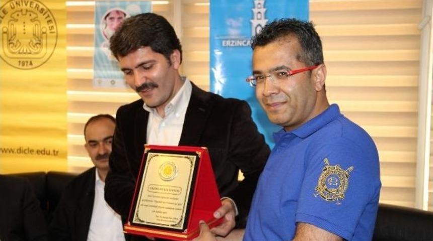 &Ouml;ğrencilerden Başkan &Ccedil;akır&rsquo;a Plaket