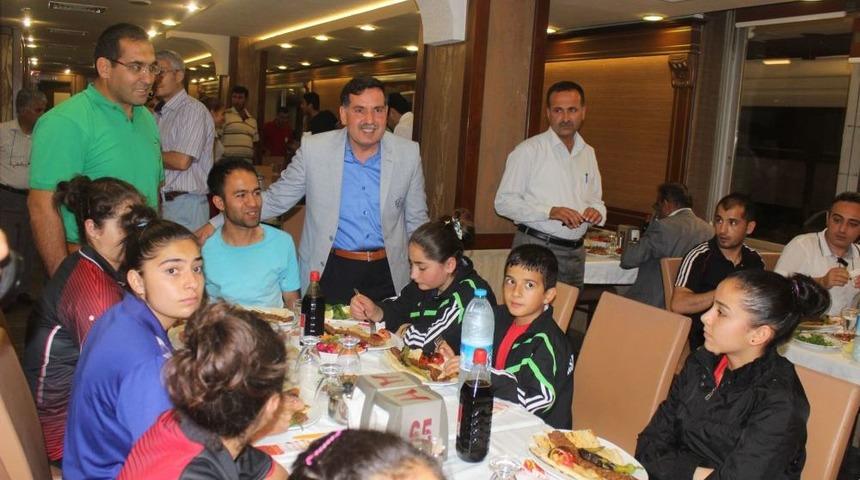 Başkan Zenbilci'den Gen&ccedil; Sporculara Adana Kebabı