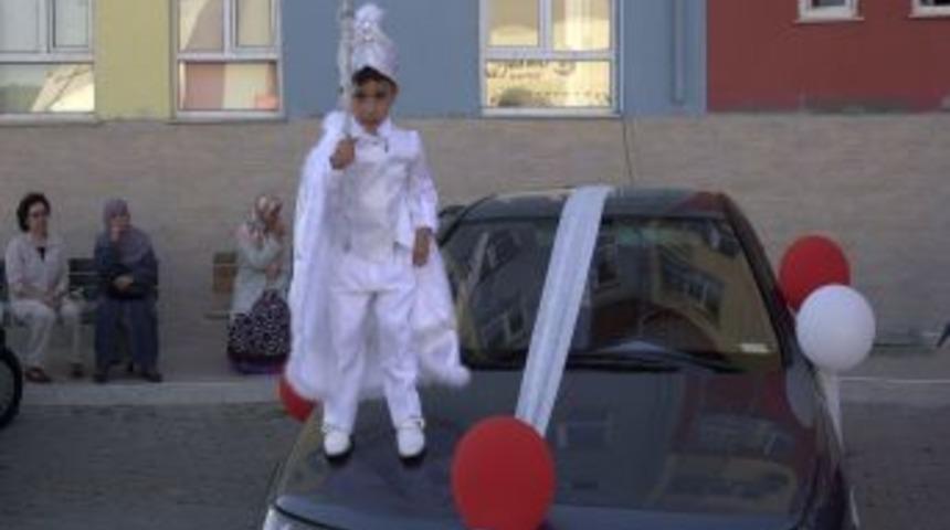 'S&uuml;nnet Cerrahi Bir Işlem, Hastane Ortamında Yapılmalı'