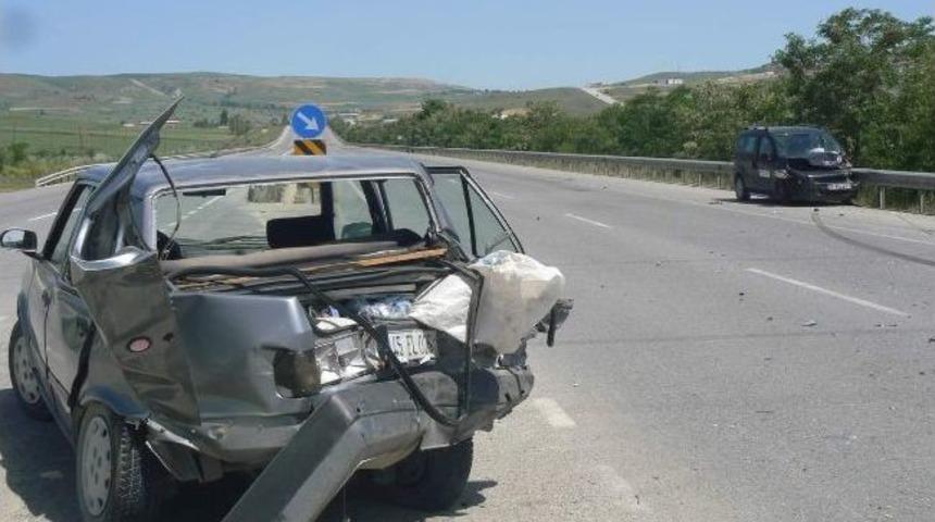 Boz&uuml;y&uuml;k'te Trafik Kazası, 2 Yaralı