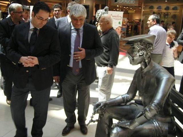 Otomobil Par&ccedil;alarından Heykel Sergisi A&ccedil;tı 1