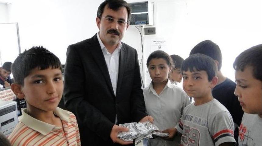 Başkan Uzunkaya &Ccedil;ocukları Sevindirdi