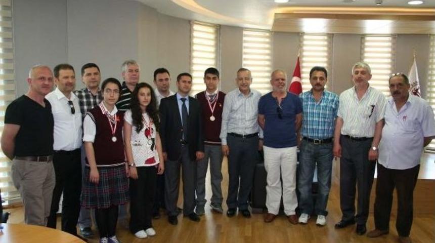 Başarılı &Ouml;ğrencilere Altın Hediye Ettiler