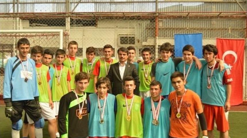 Liseler Bu Sefer Futbolda Kapıştı