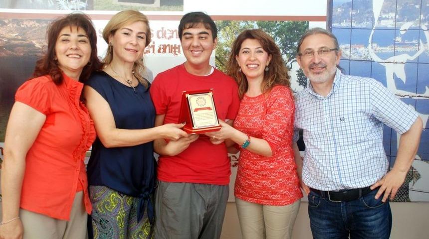 &Ouml;zel &Ccedil;ocuklar Plaketle &Ouml;d&uuml;llendirildi