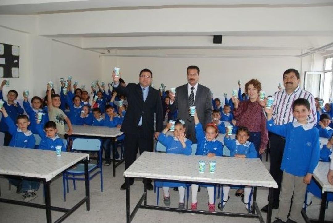 D&uuml;nya S&uuml;t G&uuml;n&uuml;'nde Ayran İ&ccedil;tiler