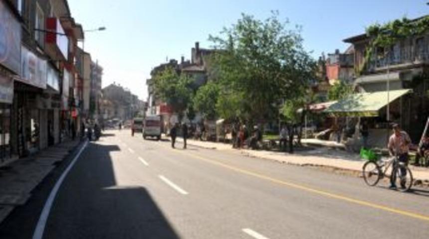 Tuzpazarı Ve Saraçlar’da Asfalt Tamam Sıra Kaldırımlarda