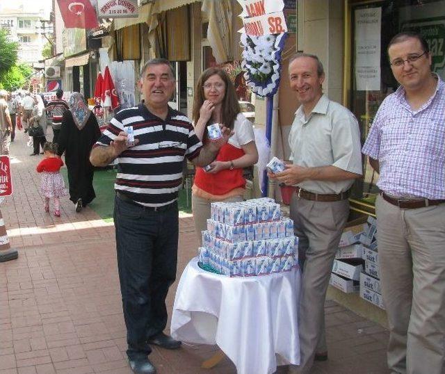 Süt Birlik 21 Mayıs Dünya Süt Günü Nedeniyle Ücretsiz Süt Dağıttı