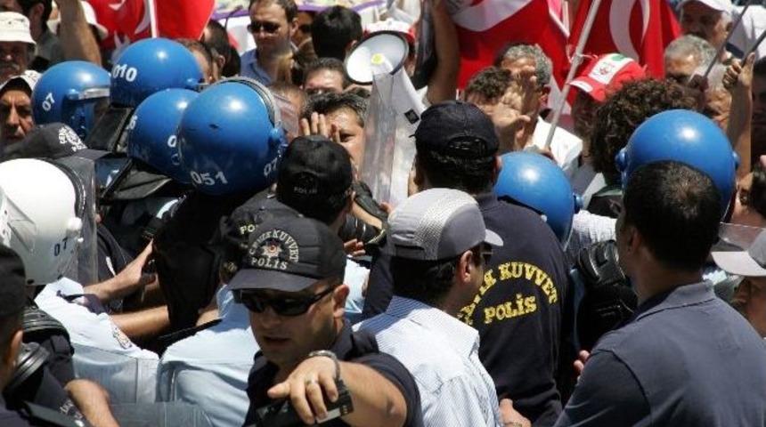 Akil İnsanlar Protestocuları Atlattı