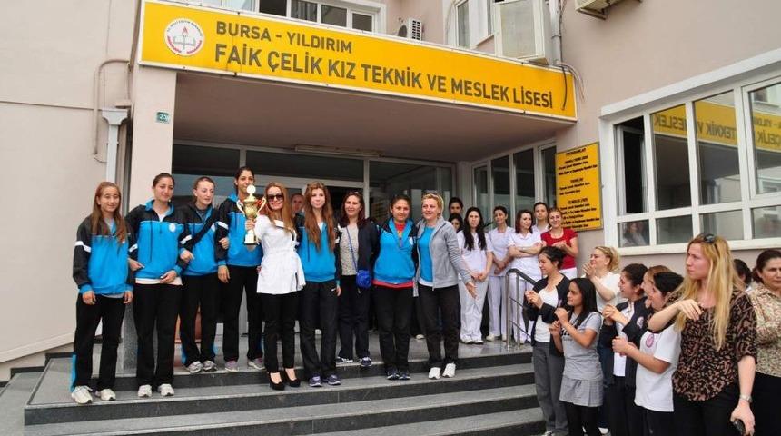 Faik &Ccedil;elik Meslek Lisesi Kızları T&uuml;rkiye Şampiyonu